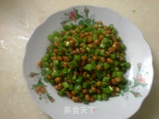 黄狗钻洞（空心菜梗炒黄豆）的做法