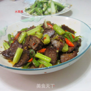 西芹青椒丝炒腊牛肉的做法