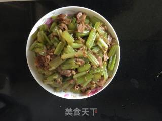 家常炒芹菜的做法