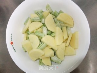 土豆芸豆烧鸡翅的做法步骤：2