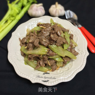 牛肉炒西芹的做法