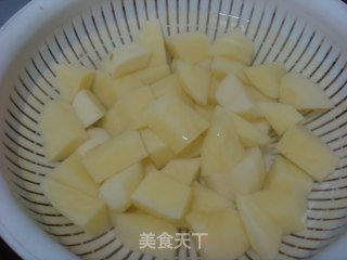 【飞禽走兽】土豆烧排骨的做法步骤：1