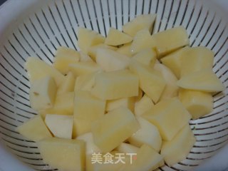 【飞禽走兽】土豆烧排骨的做法步骤：2