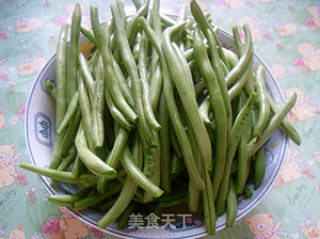 干香脆嫩的下饭好菜——蒜蓉干煸豆角的做法步骤：1