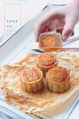 莲蓉蛋黄月饼的做法