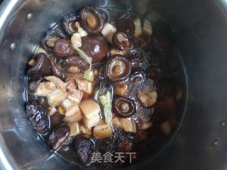 香菇炖五花肉的做法