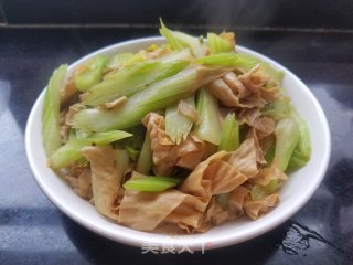 芹菜炒干豆皮的做法