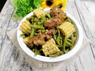 排骨炖玉米豆角的做法