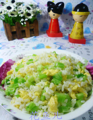 鸡蛋西兰花根茎炒饭的做法