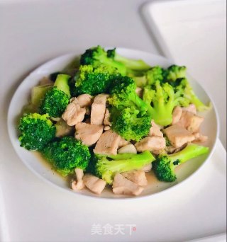 西兰花炒鸡胸肉的做法