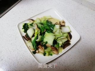 青菜炒香菇的做法