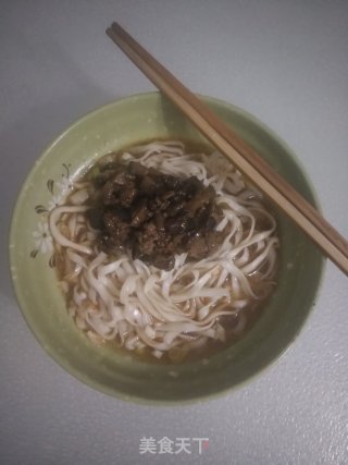 香菇肉酱酸辣面的做法