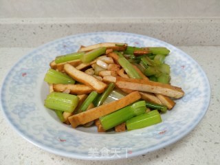 芹菜炒豆干的做法