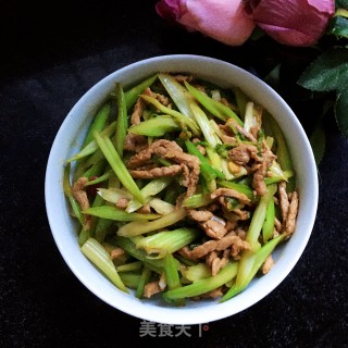 肉丝炒芹菜的做法