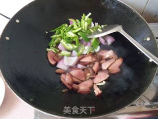 青椒洋葱炒腊肉的做法步骤：5