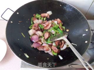 青椒洋葱炒腊肉的做法步骤：6