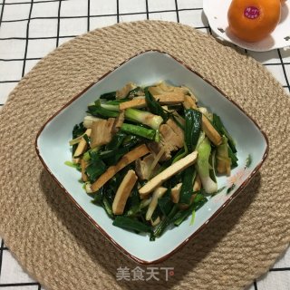 五花肉香干炒蒜苗的做法