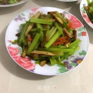 芹菜炒豆干的做法