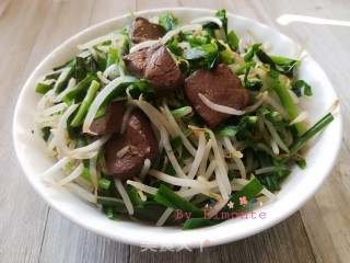 豆芽韭菜炒鸭血的做法