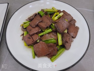 蒜苗炒鸭血的做法