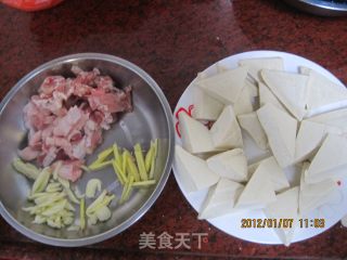 五花肉烧豆腐的做法步骤：1