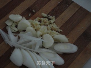 春节必吃菜品之——红烧带鱼的做法步骤：2