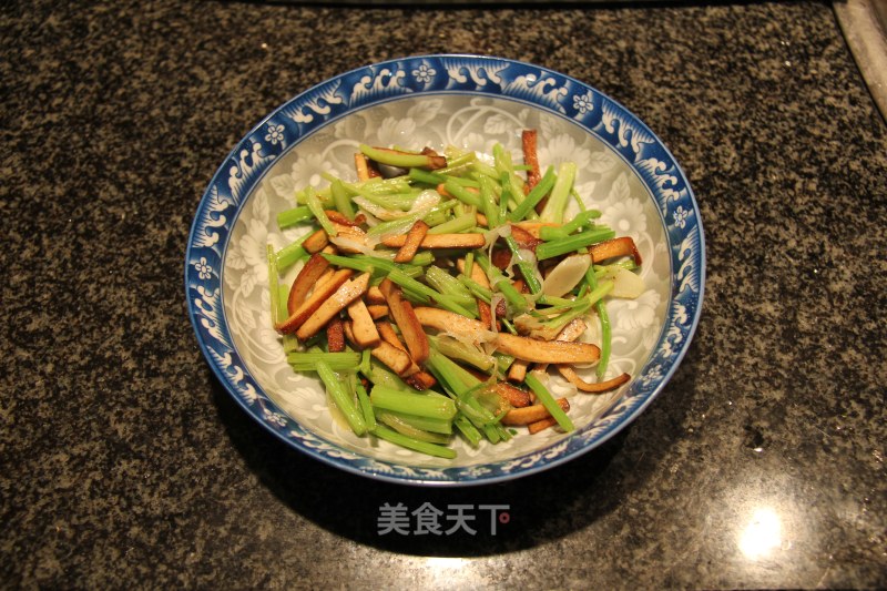 芹菜炒豆干的做法