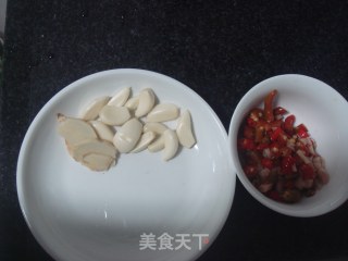 泡椒干锅鲫鱼的做法步骤：1