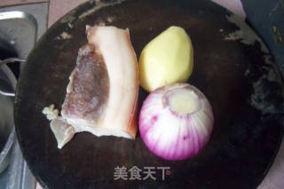 土豆洋葱炒腊肉的做法步骤：1