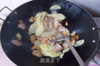 土豆洋葱炒腊肉的做法步骤：7