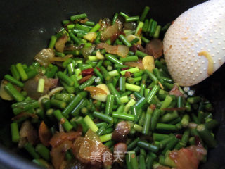 【电饭锅美食】蒜苔炒腊肉的做法步骤：5