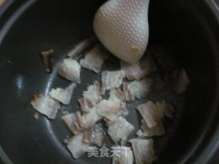 【电饭锅美食】山药炒腊肉的做法步骤：1