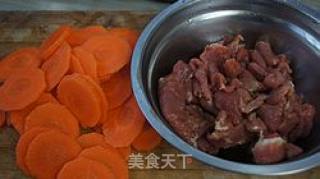 胡萝卜炒牛肉的做法步骤：2