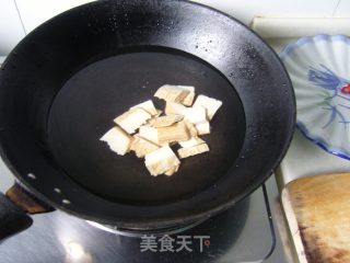 青椒豆干炒腊肉的做法步骤：3