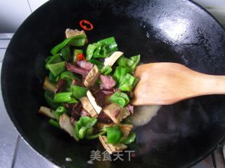 青椒豆干炒腊肉的做法步骤：7