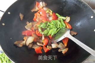 红椒四季豆炒腊肉的做法步骤：7