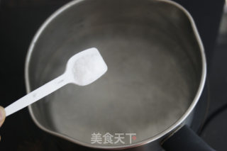 灼浸炸炒四道工序打造欧洲杯吮指下酒菜——吮指茶香北极虾的做法步骤：5