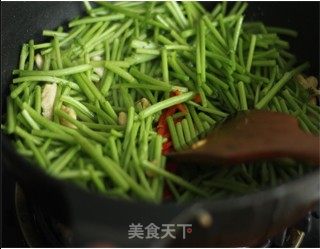 夏日不可错过的清爽家常小炒——鸡丝茼蒿的做法步骤：6