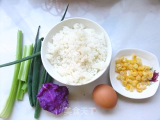 芹菜紫甘兰蛋炒饭的做法步骤：1