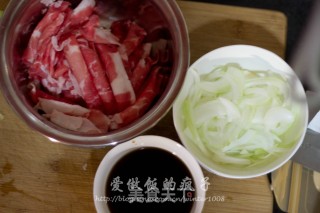 只需四步，教你做简单又美味的吉野家牛肉饭！的做法步骤：1