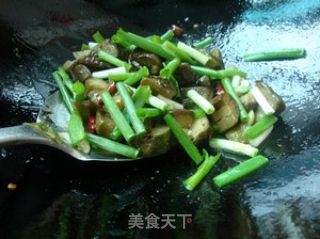 不吸油的素炒茄子的做法步骤：5