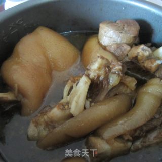 头伏饺子二伏吃面------营养是餐-----酱香猪蹄面的做法步骤：2