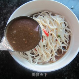 头伏饺子二伏吃面------营养是餐-----酱香猪蹄面的做法步骤：6