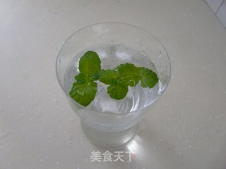 清凉夏季的最佳饮品——薄荷水的做法步骤：2