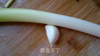 豆渣蒜薹炒肉的做法步骤：2