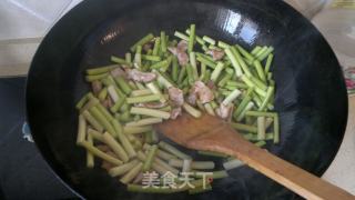 豆渣蒜薹炒肉的做法步骤：5