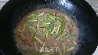 豆渣蒜薹炒肉的做法步骤：6