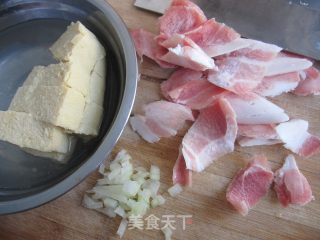 猪肉白菜炖冻豆腐的做法步骤：2