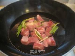 土豆炖牛肉的做法步骤：2