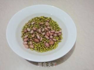 玉米花生绿豆粥的做法步骤：1